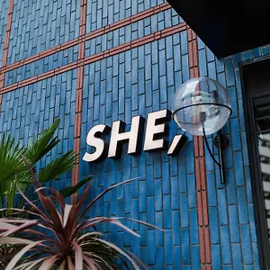 She, Hotel Osaka